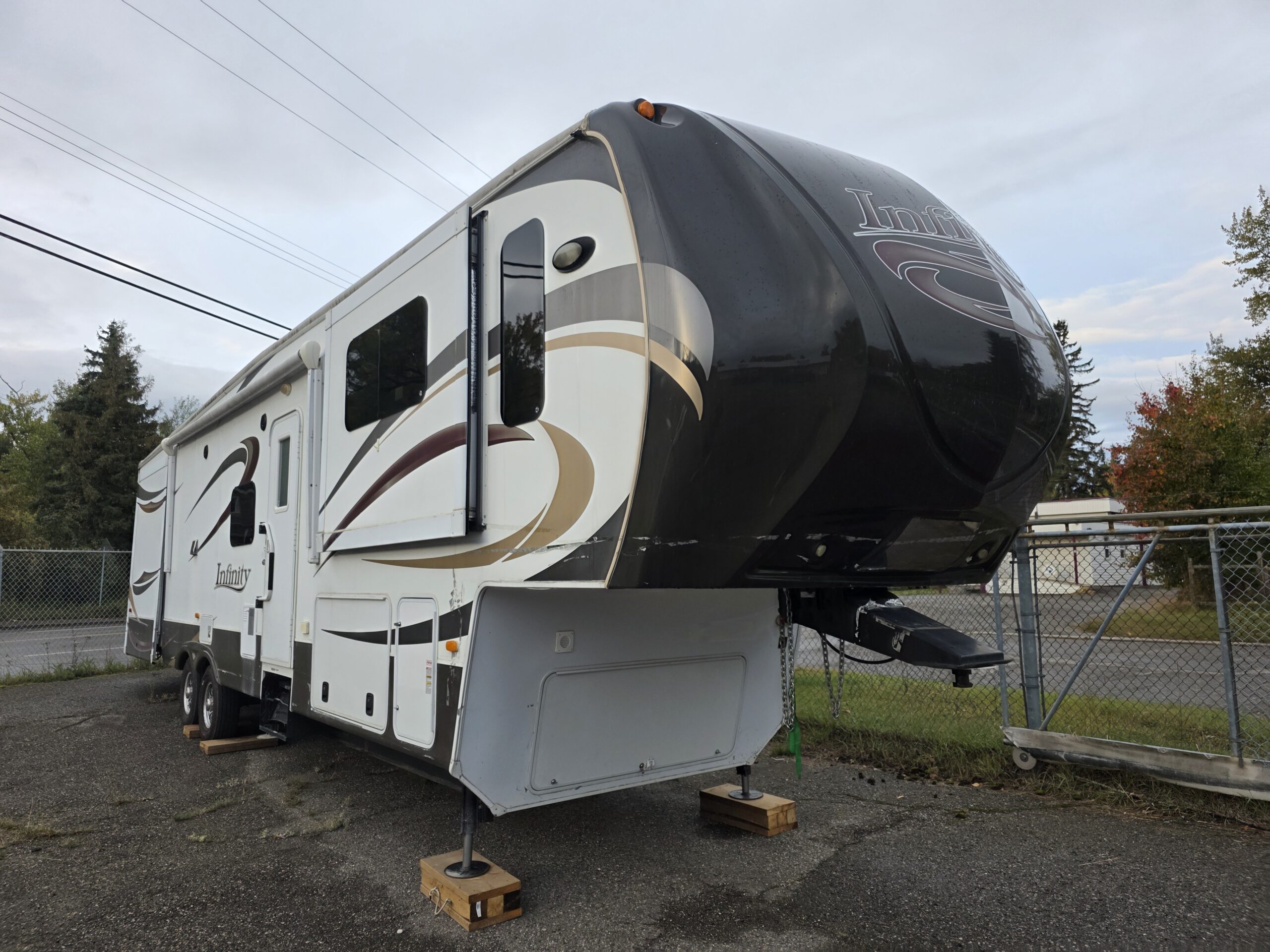 2014 Dutchmen Infinity 3750FL B-PG-1298 Located in Prince George