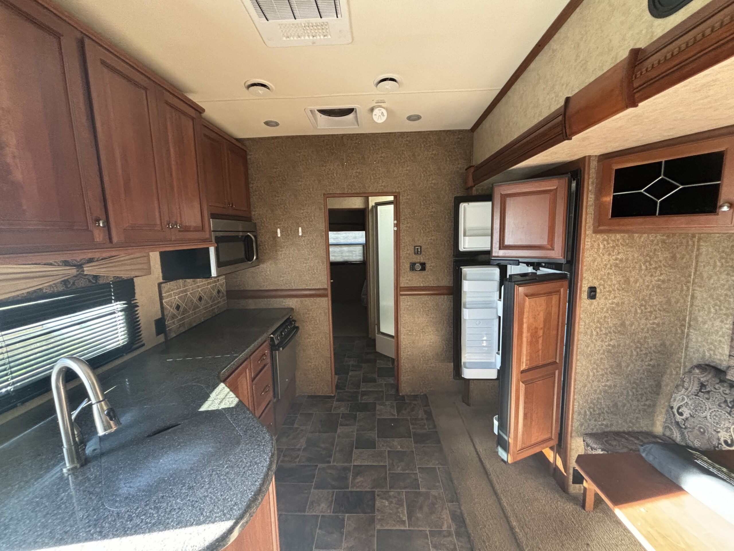 2014 Dutchmen Infinity 3750FL B-PG-1298 Located in Prince George