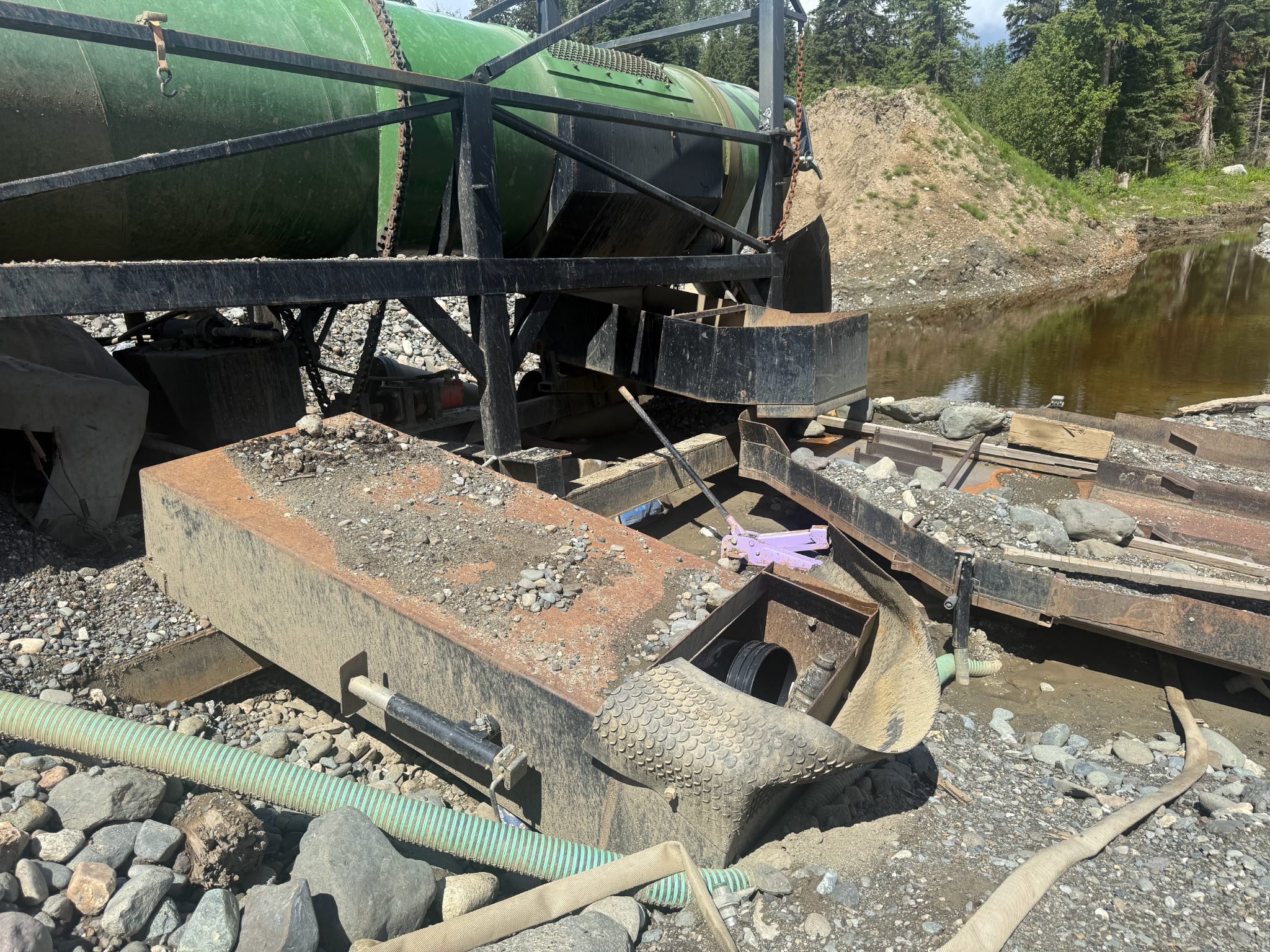 Trommel with sluice attachments CB PG1609 Located in Prince George