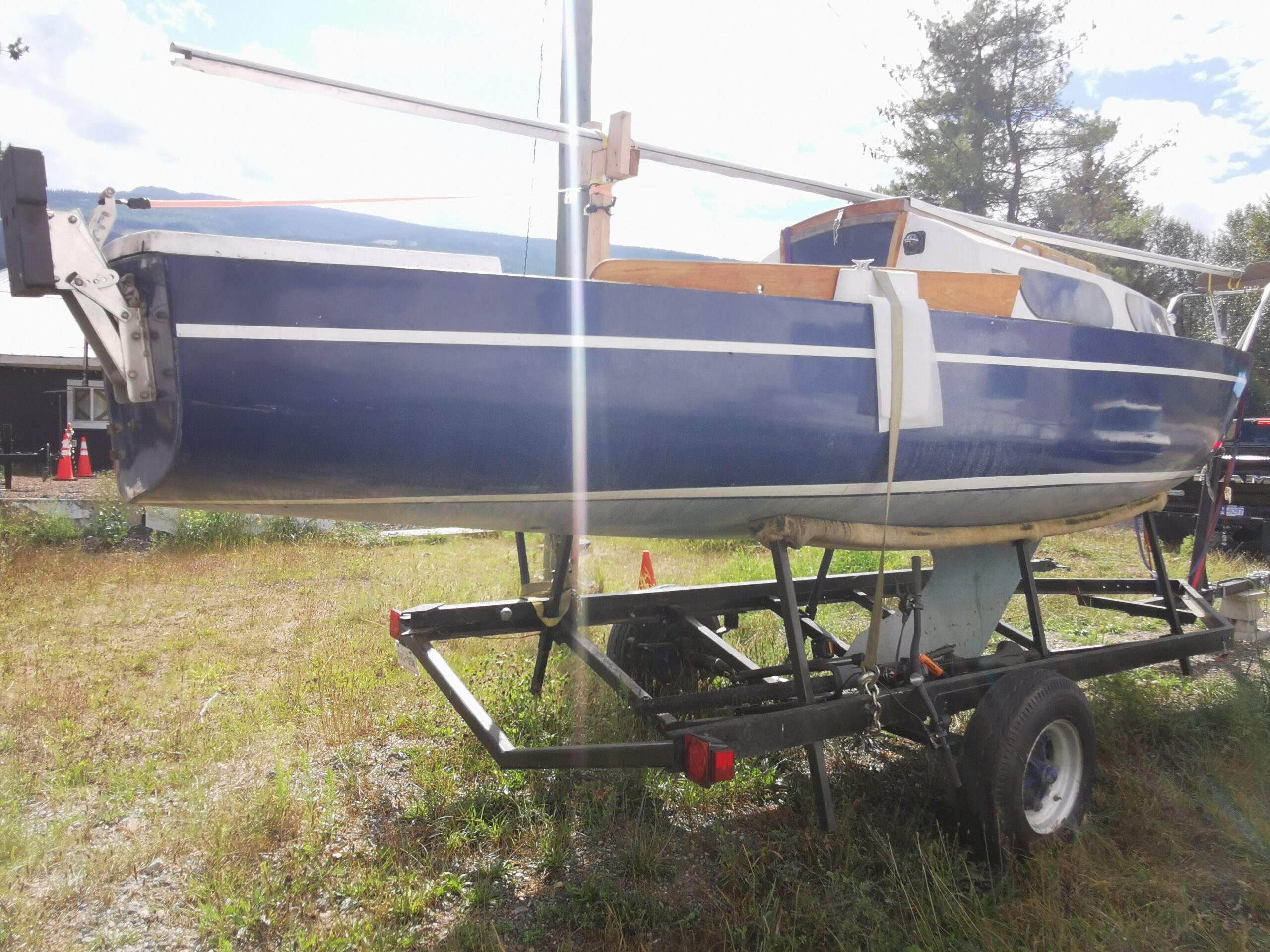SAILBOAT WITH TRAILER KEL-3890 Located in Kelowna